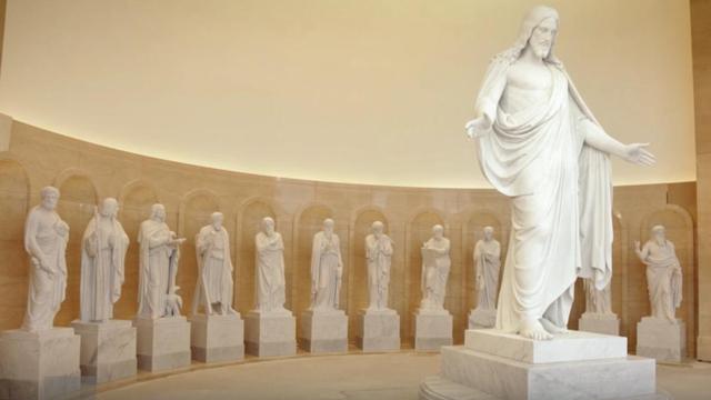 A tizenkét apostol és Krisztus szobra