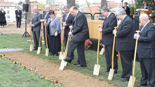 Thomas S. Monson elnök feltöri a talajt az Olaszországi Róma templom számára, 2010 októberében