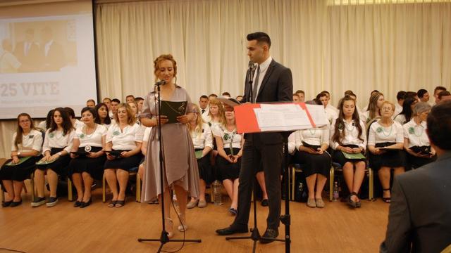 Kleanda és Isid Vojka, a Tirana 1. Egyházközség tagjai vezették a gyűlést.
