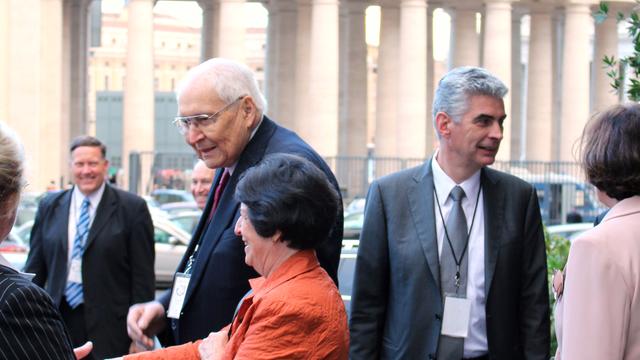 2014. november 17-19. között L. Tom Perry apostol, valamint Gérald Caussé püspök az Elnöklo Püspökségbol részt vett a hagyományos családokról rendezett vatikáni kollokviumon