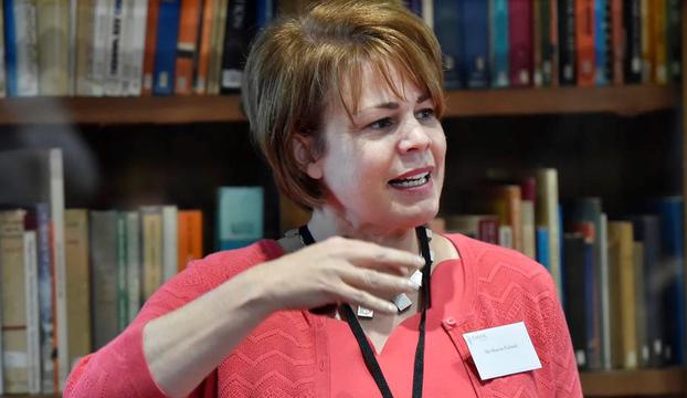 Sharon Eubank nőtestvér, első tanácsos az egyház Segítőegyletének általános elnökségében, beszédet mond a II. Windsori konferencia a vallási üldöztetésről elnevezésű rendezvényen, 2017. szeptember 9-én