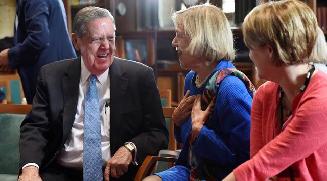 Oldottabb hangulat a Windsori konferencián; Jeffrey R. Holland elder (b), Emma Nicholson bárónő (k) és Sharon Eubank nőtestvér (j)
