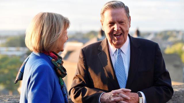 Jeffrey R. Holland elder Emma Nicholson bárónővel beszélget a II. Windsori konferencia a vallási üldöztetésről elnevezésű rendezvényen, 2017. szeptember 9-én
